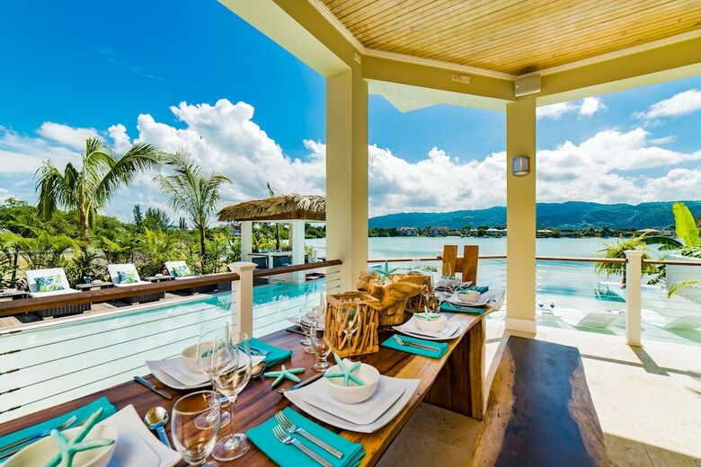 Villa Everything Nice By The Sea In Montego Bay 5br