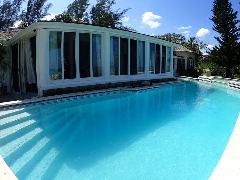 Villa Siesta - Runaway Bay 5br