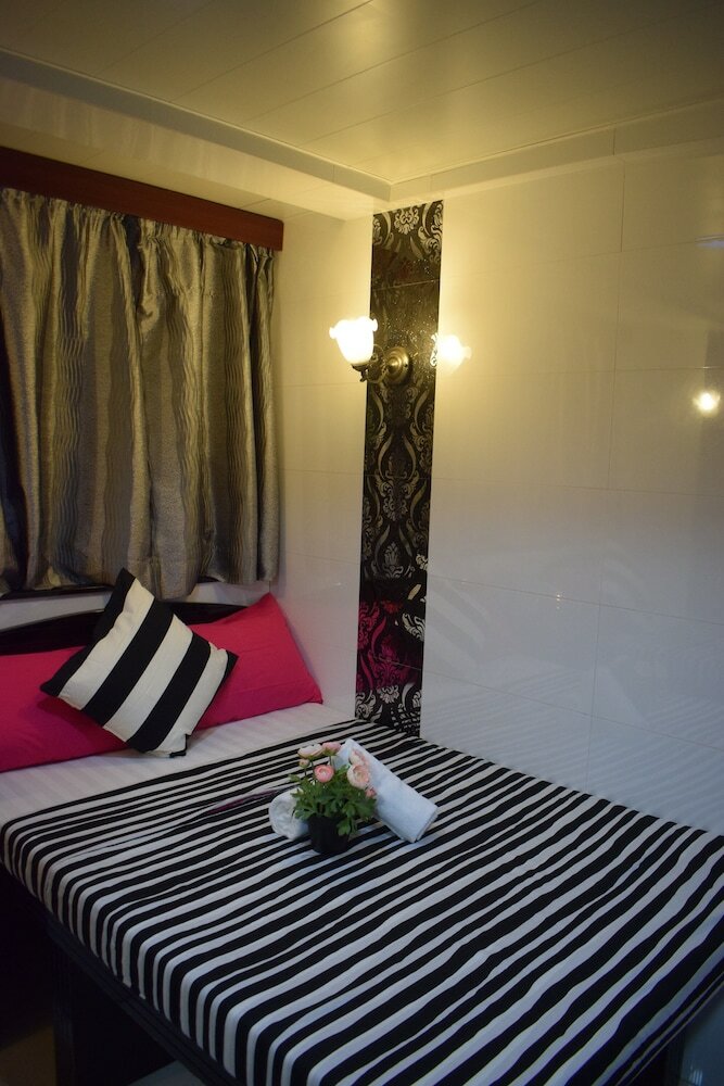 Hotel Manila Lounge