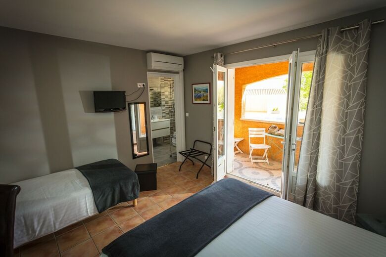 Hotel H�tel Saint Geni�s