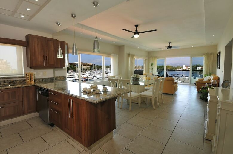 Hotel Marina Banderas Suites