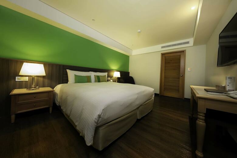 Green World Triplebeds Hotel