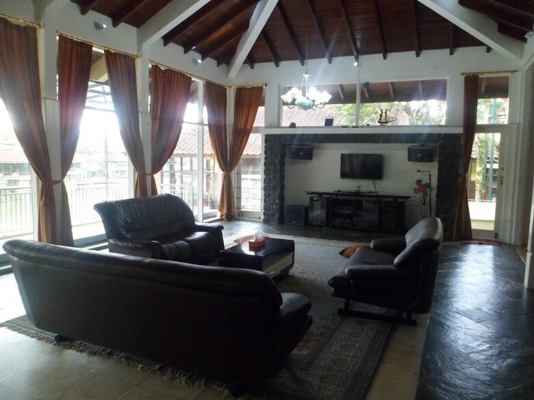 Villa Bukit Danau