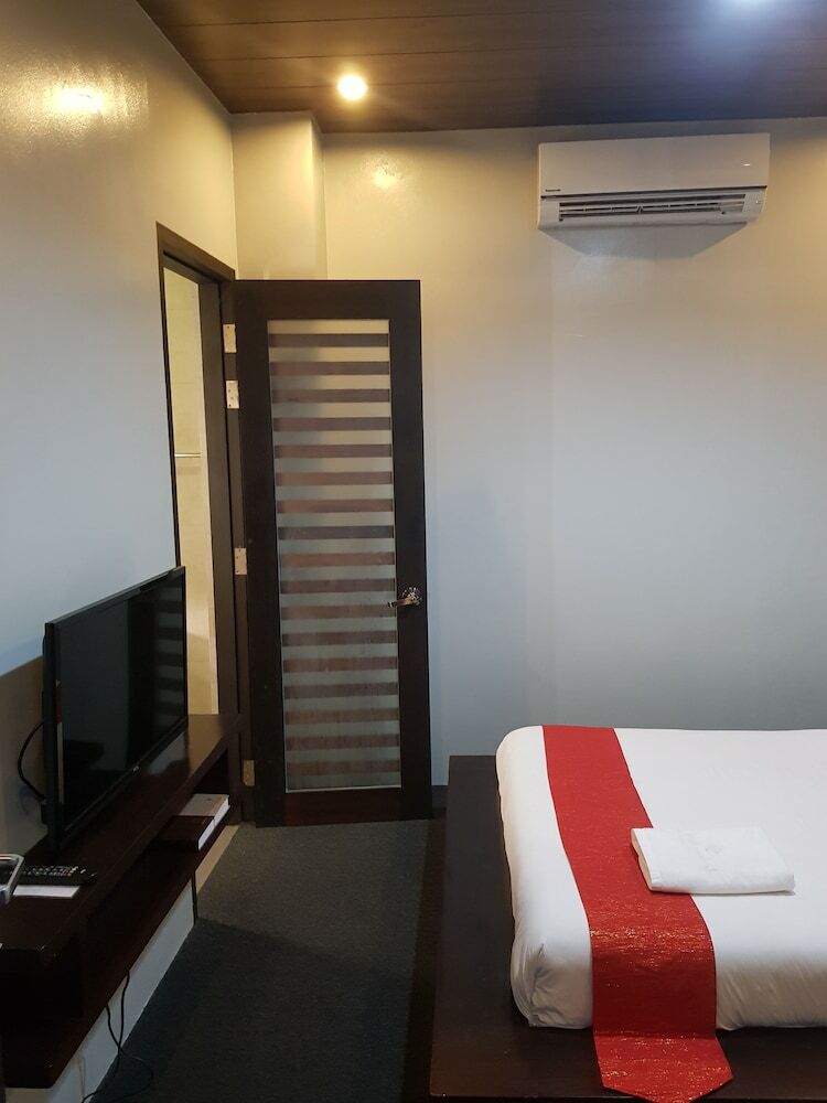 La Jenns Hotel And Resto Grill