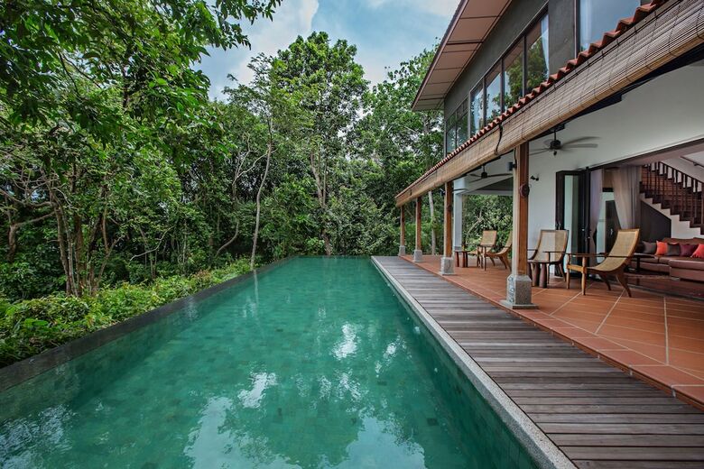 Hotel Ambong Pool Villas
