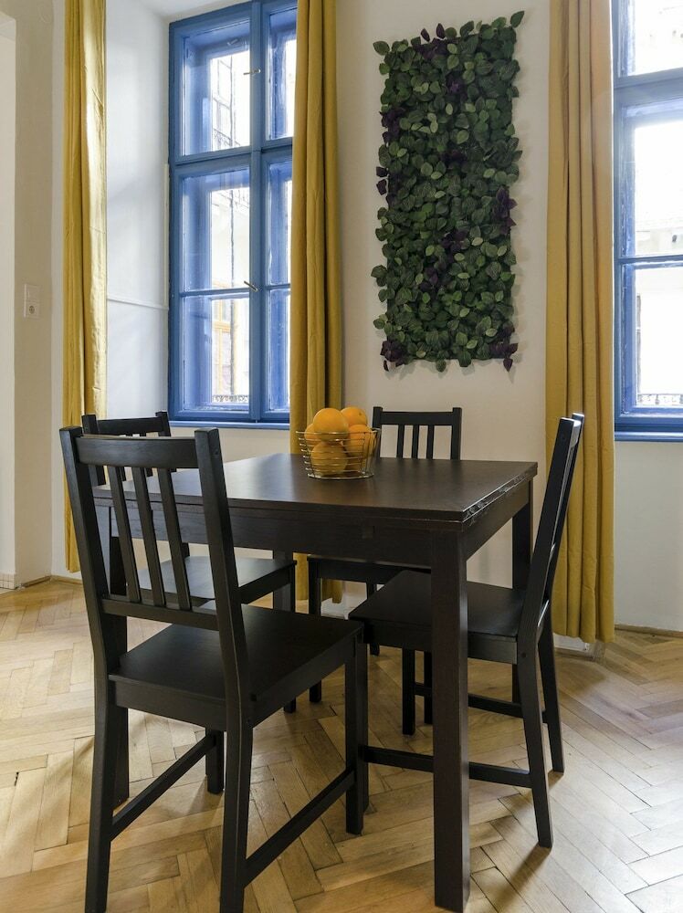 Chic Tarragon Apartments