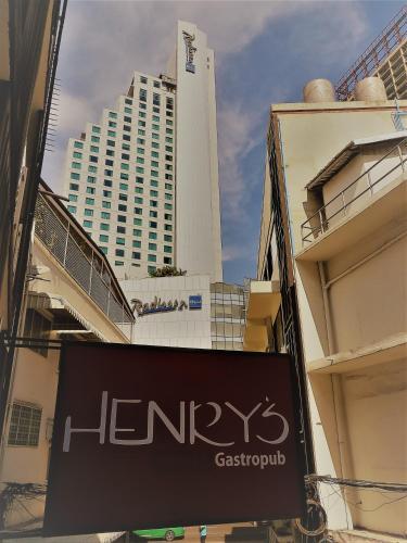 Henry's Hotel & Gastropub
