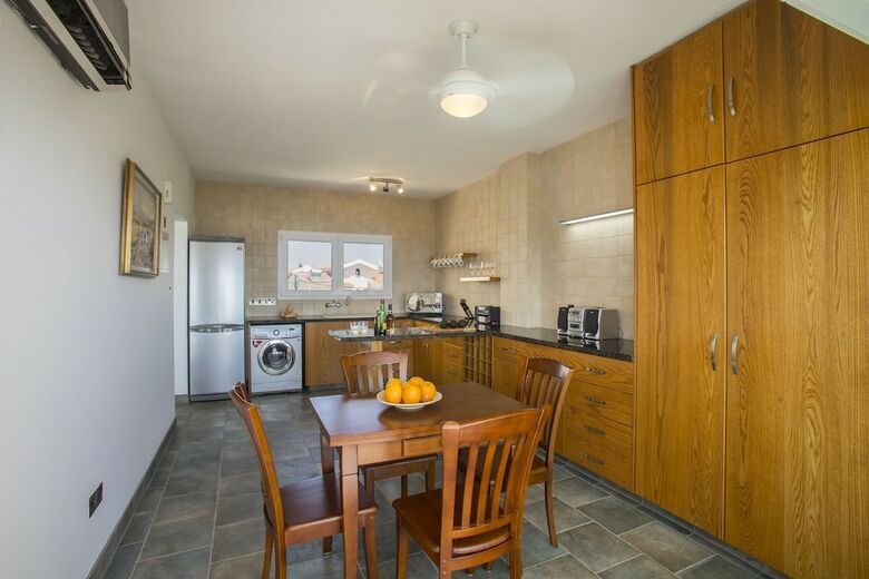 Apartamentos Lordos Sunshore Beachfront Suite