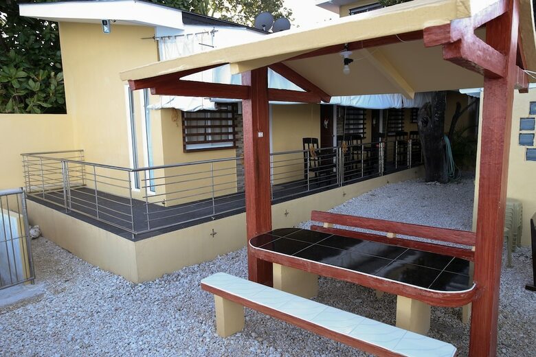 Hotel Luzmin Bh - Beachfront Cottages