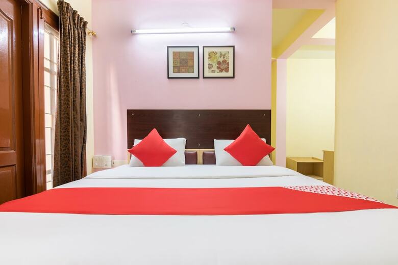 Hotel Oyo 5379 Crown White House