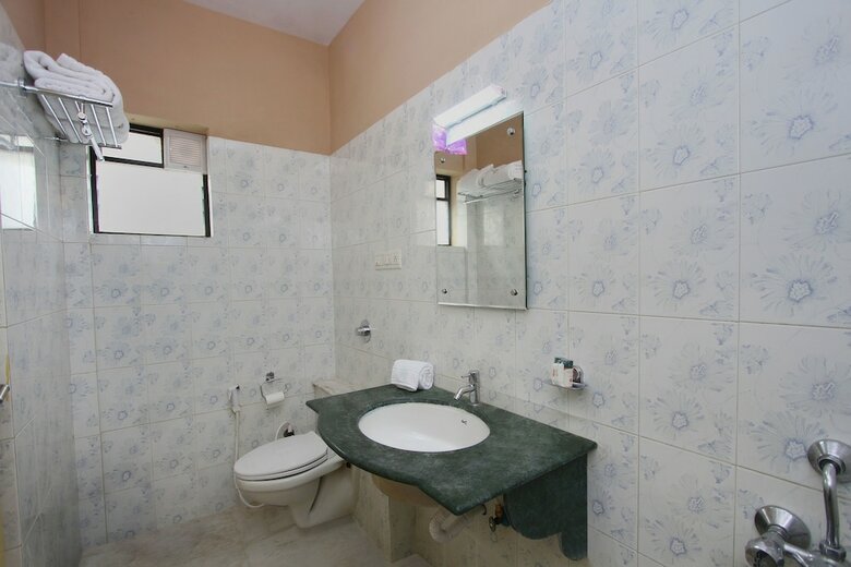 Hotel Oyo 5379 Crown White House