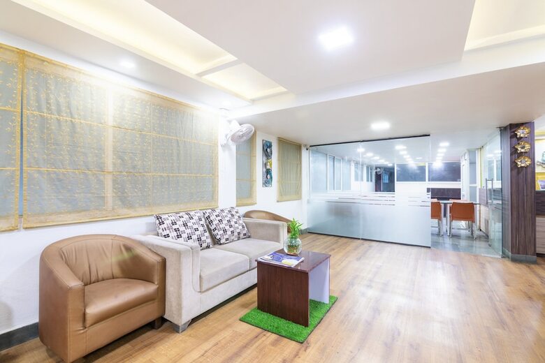 Hotel Oyo 5379 Crown White House