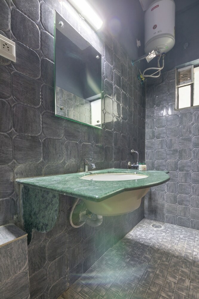 Hotel Oyo 5379 Crown White House