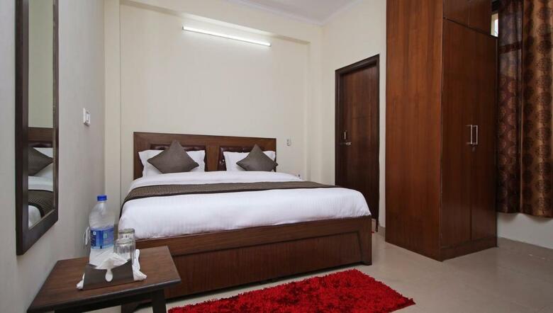 Hotel Oyo 9273 Surya Palace