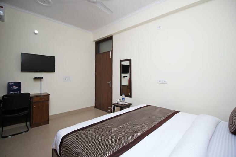 Hotel Oyo 9273 Surya Palace