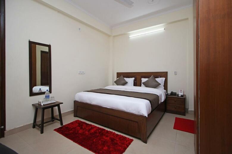 Hotel Oyo 9273 Surya Palace
