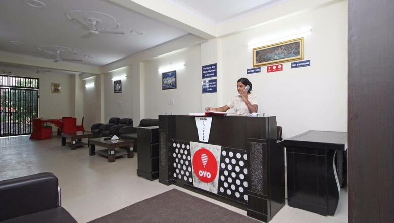 Hotel Oyo 9273 Surya Palace
