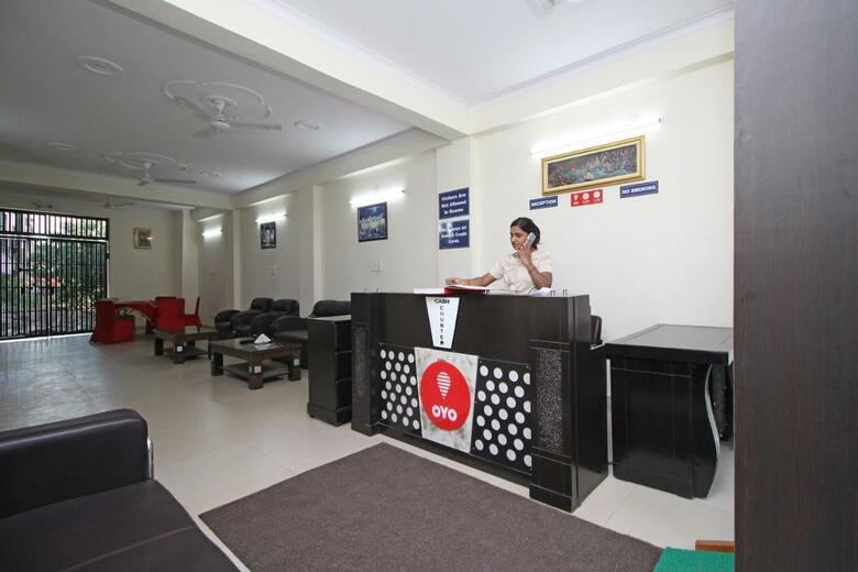 Hotel Oyo 9273 Surya Palace