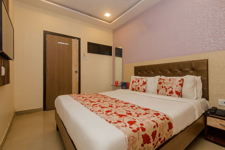 Oyo 8678 Hotel Golden Nest