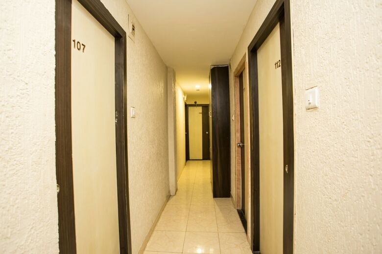 Oyo 8755 Hotel Red Palms