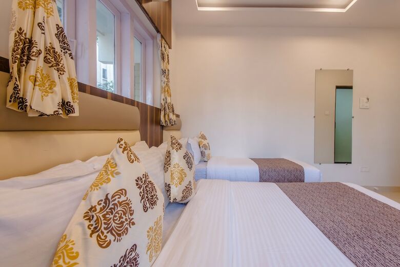 Oyo 10217 Hotel Golden Palms