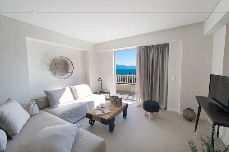 Hotel Crystal Waters
