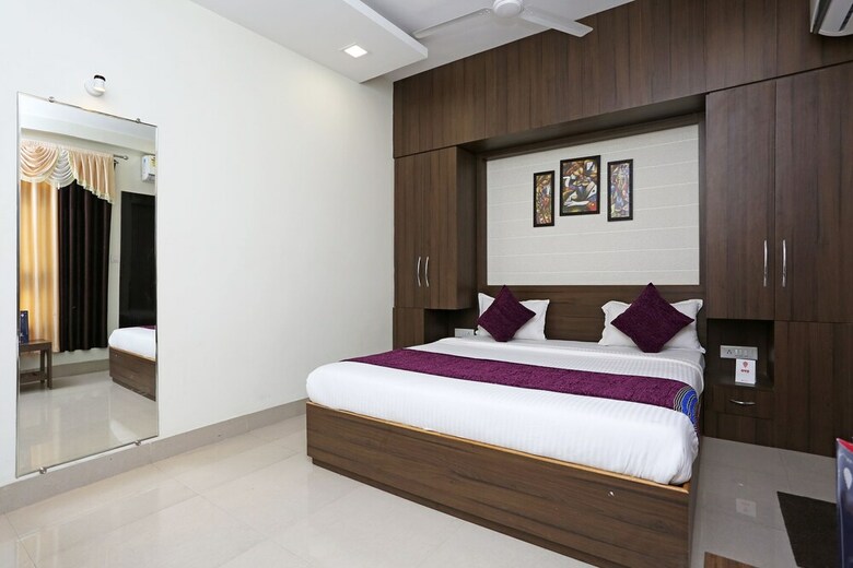 Oyo 10472 Hotel Queen