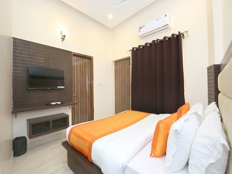 Oyo 10330 Hotel Golden Brooks