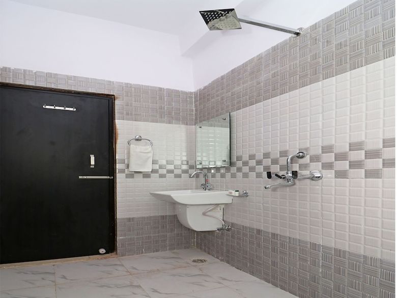 Oyo 10133 Hotel Rama Grand Hs