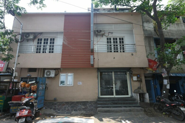 Hotel Oyo 8645 Syeds Inn