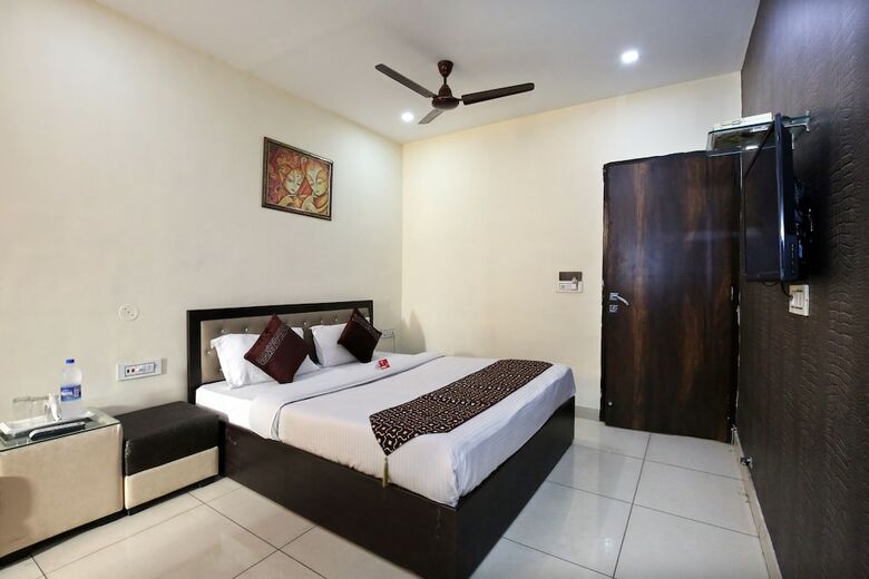 Oyo 9323 Hotel Sidana Solitaires