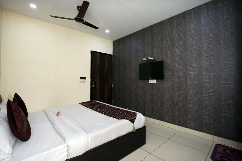 Oyo 9323 Hotel Sidana Solitaires