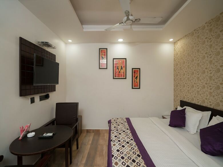 Oyo 8961 Hotel Rr Palace