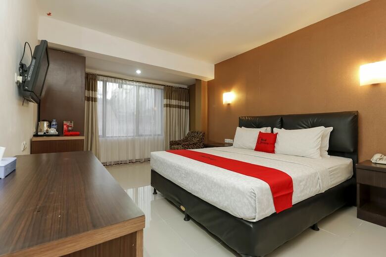 Reddoorz Plus @ Grand Populer Hotel