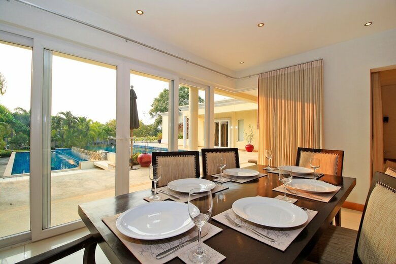 Pattaya Sunset Villa 4 Bedroom Sleeps 8