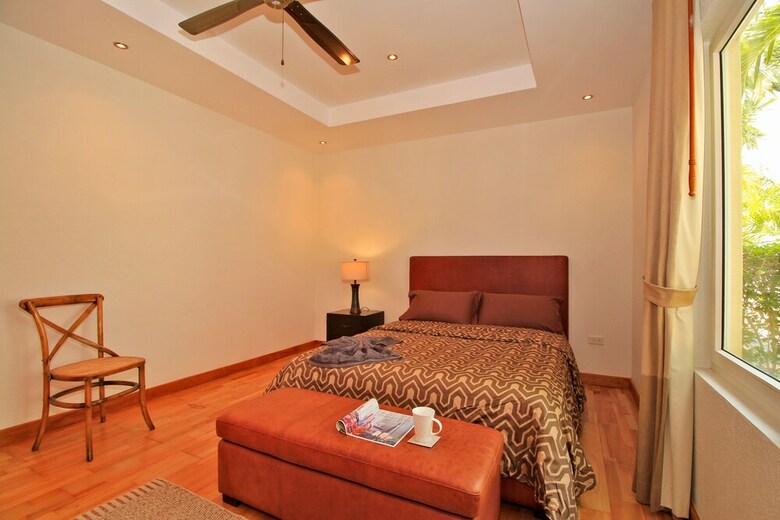 Pattaya Sunset Villa 4 Bedroom Sleeps 8