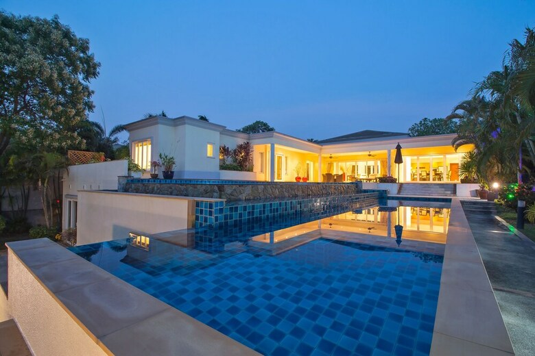 Pattaya Sunset Villa 4 Bedroom Sleeps 8