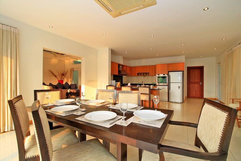 Pattaya Sunset Villa 4 Bedroom Sleeps 8