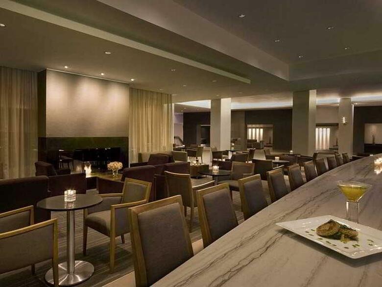 Hilton Toronto Airport Hotel & Suites