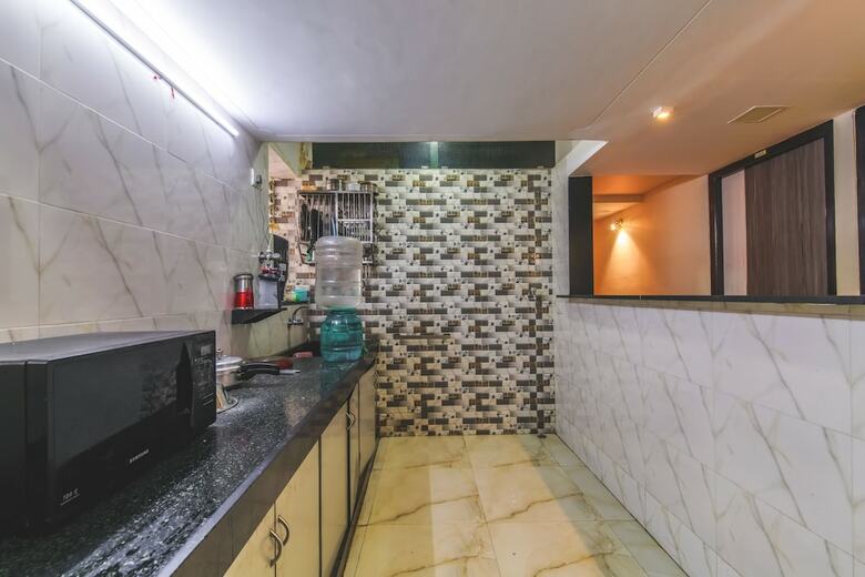 Hotel Nest Inn, Malad