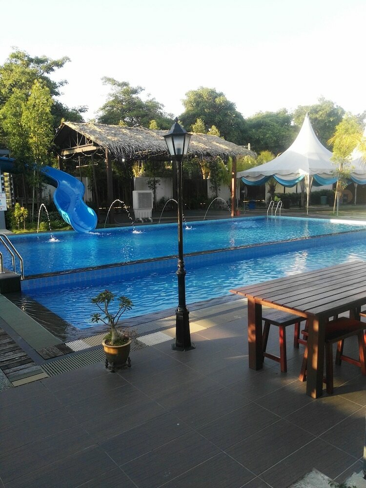 Kluang Container Swimming Pool Hotel
