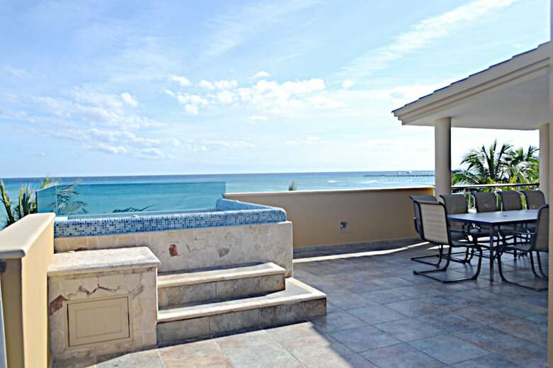Apartamentos El Faro Beachfront Penthouse