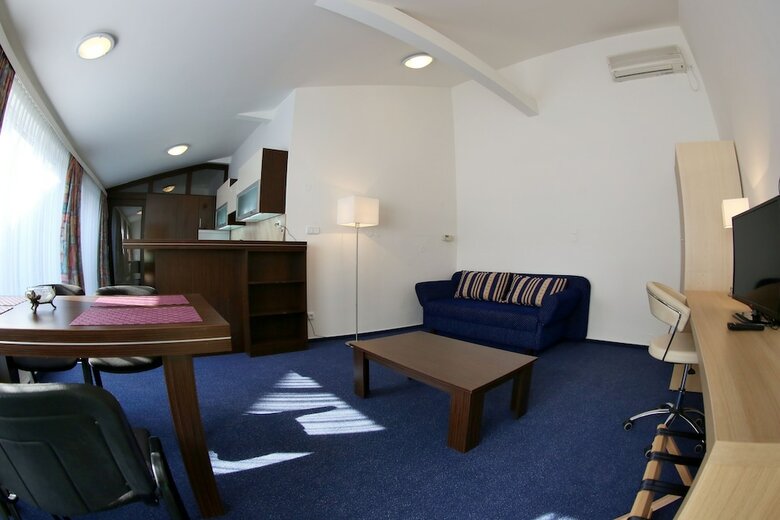 Aparthotel Apartments Krom??�?