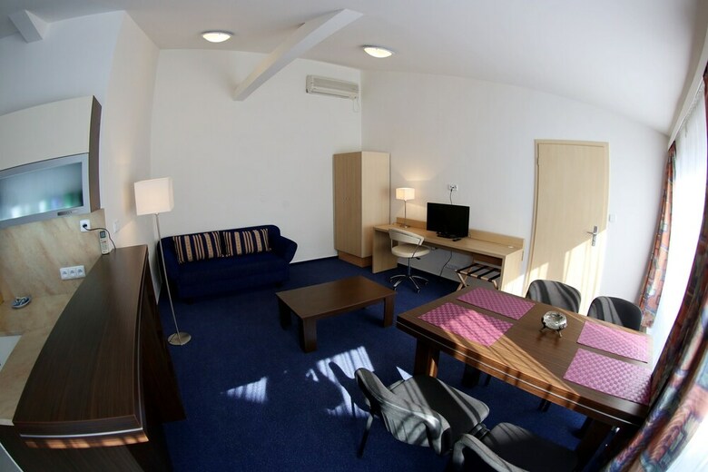 Aparthotel Apartments Krom??�?