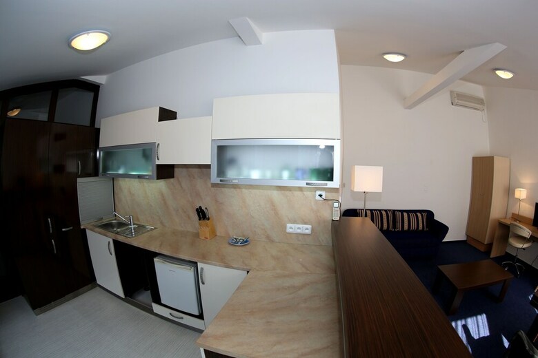 Aparthotel Apartments Krom??�?