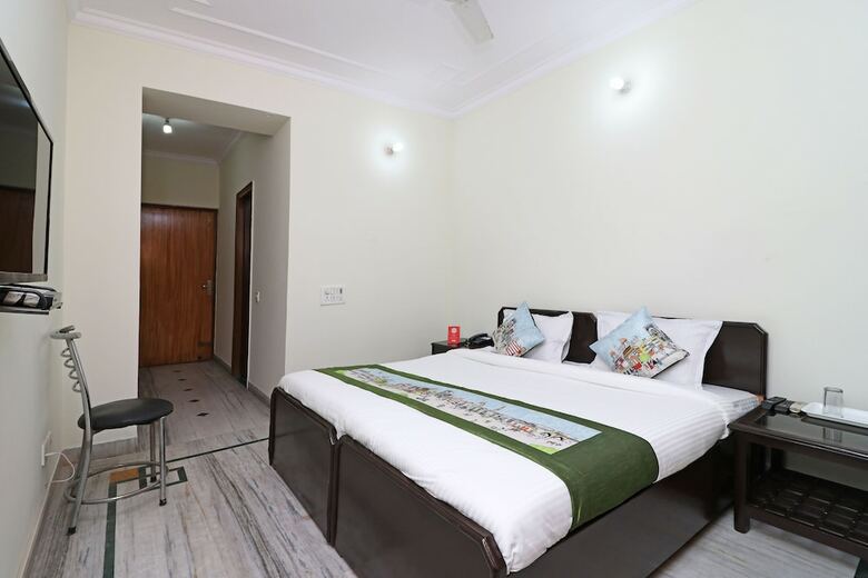 Oyo 9948 Hotel Apple Pie