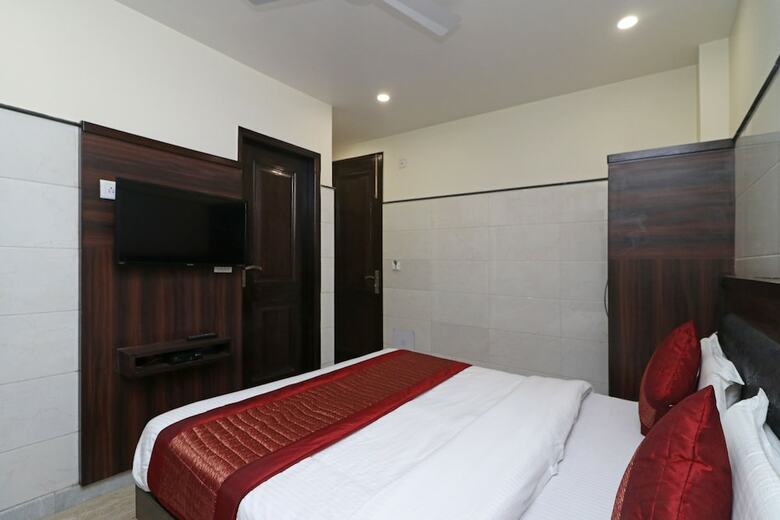 Oyo 11594 Hotel Tvs