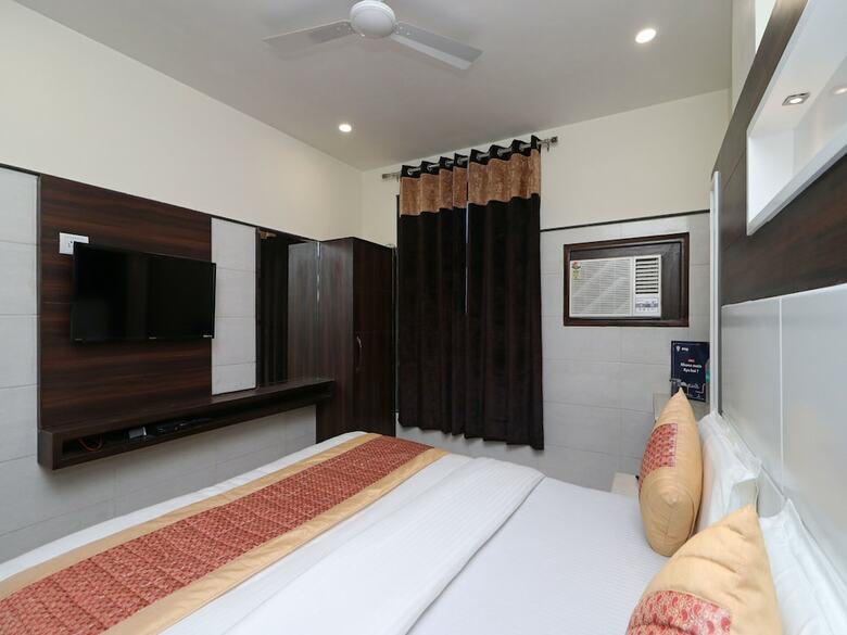 Oyo 11594 Hotel Tvs
