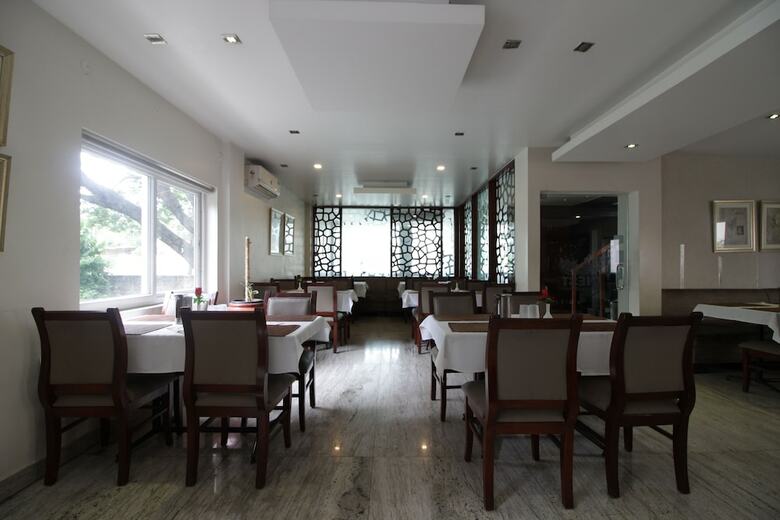 Hotel White Parrot
