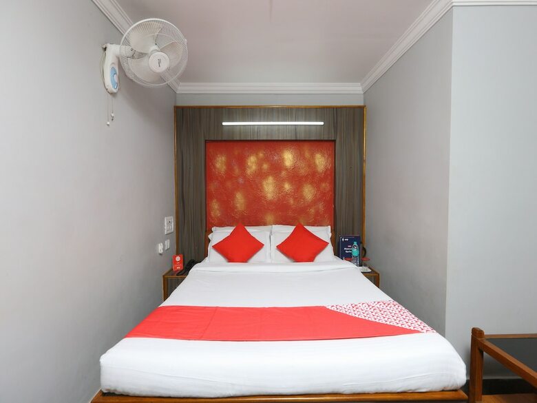 Hotel Oyo 8828 Holidays Dollars Grand